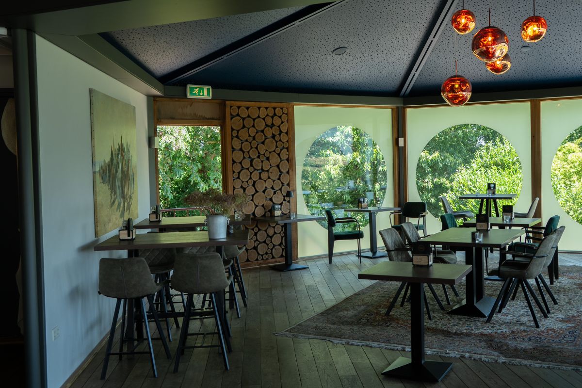 Restaurantsaal mit runden Panoramafenstern und Tischen für Gesellschaften