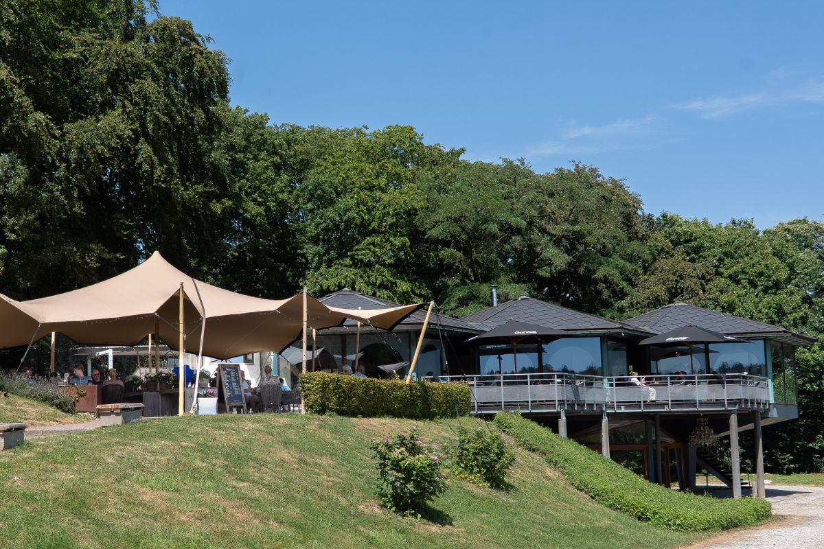 Giraffe Lodge mit überdachter Terrasse und Sonnenterrasse auf dem Hügel