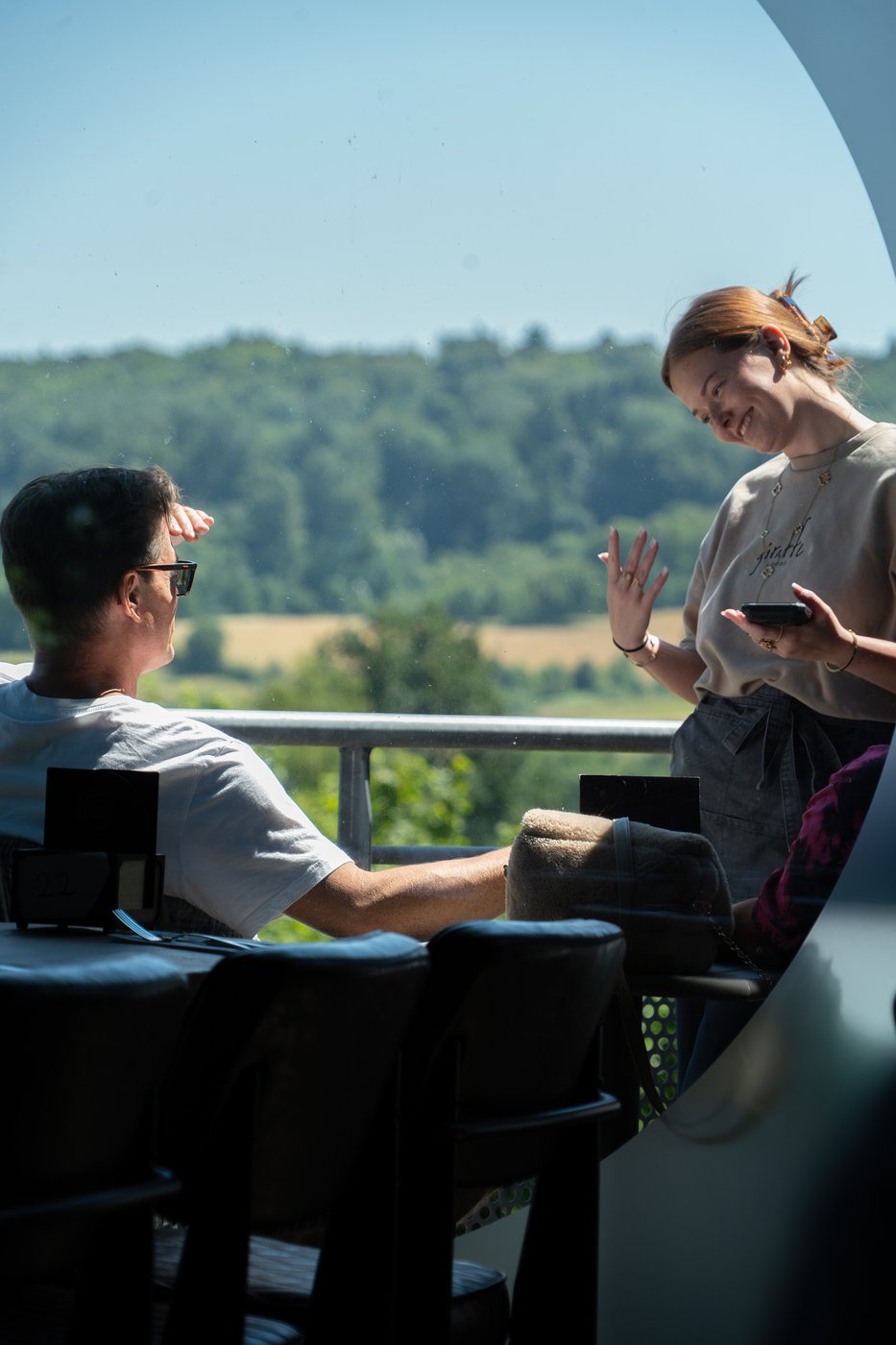 Service auf der Terrasse der Giraffe Lodge
